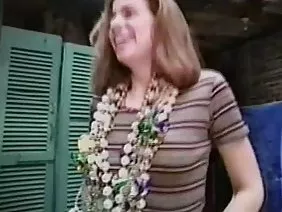 奢華的藍眼睛金發女郎奧爾加希望在鏡頭前展示一些有趣的東西。這個女孩身材苗條，臉色宜人，有魅力可以征服男人的心。謙虛和美麗的大眼睛並不是奧爾加的主要優點，她的大嘴可以為男性提供最壯觀的陰莖。吮吸垃圾還不錯，但是他媽的屁股更好。可愛的臀部塗上了油，這樣雞巴可以在裡面滑動，而且它的引入不那麼痛苦。在肛交期間，膿皰似乎在肛管中咀嚼，奧爾加通過手淫增強了愉快的感覺。婊子呻吟，因為她寧願完成，陰道流動與陰道潤滑劑，讓人聯想到春天的水流。一位葡萄牙電影演員帶著一個雞巴把它交給她的臉頰。這個混蛋很甜蜜地吸著它，讓精子濺入口腔。為了這樣的俄羅斯美女和女工匠，這傢伙準備離開葡萄牙與奧利亞一起生活，但是賤人想要用他的manda征服世界！