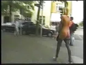 俄羅斯學生亞歷山德拉和維克多的優秀家庭色情片男孩在肛門的鏡頭前亂搞女孩，然後將他的陰莖放在嘴里和cums。