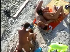 一個尋找經驗豐富的ebyrya的年輕女孩發現自己是一個年長的男人，並急忙在同一張床上退休。 Korce來自自己唐璜，一個男人在自己的性行為中佔據了積極的位置，並開始引導這個過程。他們的吻並沒有持續很長時間，因為農民的手不斷地從女孩的身體上移除一些東西，讓她完全裸露。當母狗終於沒有她的藍色內褲並向他展示了她所有的魅力時，口交開始了，美麗的女人展示了她的嘴唇工作能力。在口交中失望，男子側身彎曲並放置他的雞巴，以正確撕掉她的陰部。