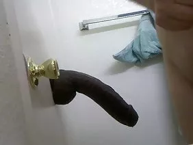 一個學生來到他心愛的祖母那裡幫忙做家務,並從城市中抽出一些時間。有兩個女孩的農村迪斯科傢伙在家。農村女孩對新朋友的運動身體非常感興趣。他們非常興奮,他們讓他有三人性。客人不會拒絕這樣有價值的報價,因為他之前從未有過這樣的機會。漂亮的女人,顯然是在牛奶和酸奶油上長大,很快就把這個男人放在他的背上,脫下褲子,開始交替地撫摸他直立的陰莖。女孩想盡可能長時間擁有這樣的成員,吮吸它。這個傢伙也沒有閒著:他把我們女孩的縫隙舔到了“69”的位置。觀看那些渴望好的他媽的年輕人的努力是非常有趣的。女朋友的女同性戀遊戲給觀眾帶來了特別的樂趣:他們用嘴輕輕地撫摸著彼此的胯部。