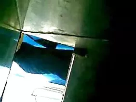 一個年輕的怪物和一個長長的陰毛在床上亂搞他性感的母親,然後她用手和女人的彈性屁股運動陰莖。