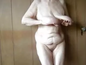 凱拉羅斯的甜蜜小妞正在清晨練習，而她的朋友正在用早晨的咖啡吃蛋糕。這個女孩擺脫了健身房里人物的不足。她自豪地伸展，拉起她的二頭肌，使皮膚不會垂下，消除扭曲腹部的褶皺。拒絕生活的日常樂趣，包括性生活，導致前端過度潮濕。會陰部的短褲緊緊地插入生殖器海綿之間的凹槽中，從背部開始，它們被粘稠的粘液浸濕，在看到精瘦的訓練器時由身體無限地產生。指導員的撫摸引起了一種欽佩的澎湃，表現為性感的微笑。這傢伙注意到調情，這就是為什麼他自己變得浸透了，儘管有工作調節劑。在與顧客一起工作的過程中，導師逐漸脫衣服，因為所有女孩的魅力都在展示，他必須克制自己，以免有一個聰明的女人。凱拉·羅斯（Kaira Rose）也通過在跑步機上裸奔跑步來擺脫汗濕的衣服。胸部像果凍一樣顫抖，煩躁的屁股吸引著想像力，教練插入她的內褲，並渴望把它放在嘴裡，以品嚐所吸收的秘密。客戶覺得她已經為身體做了一切可能，現在是思考靈魂的時候了，因為另一個拒絕與殘酷的教練發生性關係會對心理平衡產生非常不利的影響。