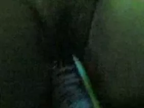 已婚商人丹尼出差逃脫。那傢伙想要改變他的虛偽妻子,在床上,一切都像在咕嚕咕嚕的伴侶下面的溫和的處女一樣腐爛。在酒店房間,家庭成員找到一張名片,上面寫著提供非標準性服務的妓女。鳳凰瑪麗承諾通過電話從肛交中獲得外星的快樂,但她沒有警告她的對話者她喜歡佔據主導地位。她穿著高筒靴出現在網眼襪上,肚子上纏著繩子,胸前緊身胸衣和手上的鞭子。 Gainer將無法坐在戰壕里,因為他的妓女會像在床上和他心愛的女人一樣勤奮行事,只會更加艱難。