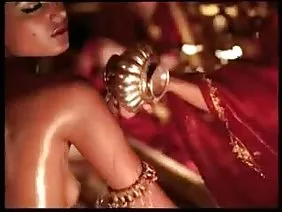 丈夫在工作中努力工作，完成了家裡的缺點，這個貪得無厭，無憂無慮的proshmandovka亞歷克西斯亞當斯設法在她焦慮的小腦袋在他腦海中任何地方手淫。令人眼花繚亂的金發女郎在沙發上張開，手指上散開濕潤的裂縫，開始用手撫摸皮膚，但這對配偶沒有產生預期的效果。他專心地盯著筆記本電腦的屏幕，然後用力猛地撬開蓋子，猛地衝進車庫，把車上的文件拿出來。戀愛中的甜心趕緊窺探那些如此受歡迎的人，為這樣一個有趣的人設計，為現代女孩設計一個新的設計師系列。這張照片令亞歷克西斯愉快地欣喜若狂，她想起了她以前的熱門小事，以及她是如何與丈夫一起放下的，她是如何把它放在嘴裡的，然後第一次品嚐到散落在她嘴裡的燒焦的精子。令人難以置信的回憶迫使亞當斯小姐跑到臥室，從衣櫥裡拿出一件陳舊的製服，完美地融入多汁的身體（86-62-92）。被選中的人因失敗而進入房間 - 他在工作中忘記了案件，因為這個老皮條客的男孩揮霍他的背在床上然後他年輕的無用女孩出現了作為啟發者...
