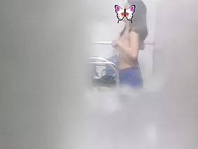 金發躊躇滿志的Tiffany Watson喜歡海岸上美麗的生活，因此，她為成年人拍攝電影，並同意參加最危險的冒險活動。另一位顧客希望在不離開自助餐廳的情況下看到小雞，充滿了服務員和顧客。顯示胸部滿意的男人，但他並沒有拒絕顯示陰部，這個螺柱在她的桌子下擺動著她的手指。走出街道，警察可能會得到一對混亂的夫婦，妓女忍受了癌症，示範性地抬起她的裙子在腰部以上並拉回內褲。 Slutty蕩婦通過邀請公寓拍攝一部短片來應對演講。