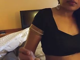 皮塔·詹森有一個真正的山羊男孩,所以這個女孩把所有的力量留在了健身房,並且非常注意自衛。有了一個私人教練,一個脆弱的小女孩會做出殘酷的踢腿,連續的手部組合,並且還有耐力,就好像她想要給她的袖口一樣。作為一名專業人士,Johnny Sinze對客戶的準備感到驚訝,即使是經驗豐富的運動員也有多年的經驗無法比擬。這個無情的火熱女孩沒有力氣,所以身體過熱,渴望用冷水沖洗乳房以恢復呼吸。運動員小心翼翼地滑動她的乳房,T卹像蜂蜜一樣粘在他們身上,乳頭穿過濕布,因為直接類型約翰尼辛扎在緊身壓縮短褲下獲得平滑肌肉。為了給運動員準備大奶,專家試圖不回應勃起,但甜心還有其他計劃。 “我的朋友是一隻真正的狗,我恨他,不想要他。但是有一個好消息,我發現了一個值得替換的東西!“ - 說過Pete Jensen無法理解的話,過早地打斷了這個方法,並抓住了教練為激動的辣椒。