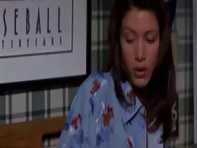 這個毛茸茸的小伙子在她剃光的空洞裡強奸了一個迷人的黑髮，然後將他的螺栓放入她的嘴裡並在完成內部後進行操作。