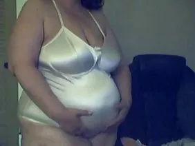 淫蕩的性感婊子給任何要求它的人提供屁股。她有一個巨大的凹陷,你可以存放有價值的東西,例如某些人的生殖器官。金發女郎喜歡肛交後,在她的嘴裡採取營養管,享受他自己的屁股,當然,精子的殘餘的味道。當女人給予她們這樣的榮譽時,男人會歡呼,所以男人如此激烈地呻吟,有時會發誓說話,因為男性不能克制自己。當低頭像吸盤一樣,收緊一個熱門的東西,它是不可能抵抗的,但是蛹的力量不是永恆的,所以一個墮落的小妹妹來救她。她是一個親戚,並開始給他媽的他媽的大師班用吮吸橢圓形尖端的男性生命錐。這個無恥的女孩做得更漂亮,但在口腔愛撫之後,這個傢伙並沒有操屁股中的寶貝 - 他把肛門手鐲放在那裡,他開始享受陰道的丘陵內部。女孩們互相幫助,最後將獨眼蛇的白色毒藥擠進嘴裡。