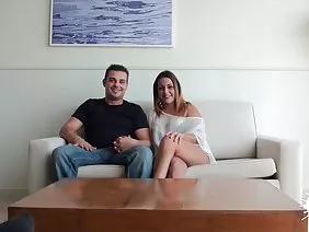 在她溫和的公寓裡，一個情色化的女孩蘿拉正在等待一位準備將她撕掉一大筆錢的朋友，因為金發小雞是如此的外星美女，現在非常罕見。一個優雅，好奇，優雅性感的金發女郎正在無聊地萎靡不振，看著街道的窗簾後面，太陽剛剛開始升起。白天愛女祭司很不尋常，她總是在晚上亂搞焦慮的無愛男人，這種做法不受歡迎，因為年輕的身體負擔過重，但蘿拉並沒有否認她的白髮男友的喜悅。當他不在那裡時，蛹就是自我滿足，她總是這樣做，這樣當一個男人出現在門檻上時，她看到乳頭從興奮中突出，感受到會陰部的熱量和豐富的陰道水分，並感覺到女人正在燃燒著渴望擠滿。這個簡單的舉動使微型麵包屑成為一個名字，一個迷人的，幾乎完美的身體給了客戶群，床上無法控制的激情為客戶提供了永恆的奉獻精神和更多經常訪問技巧的願望。