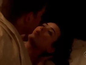 Charles Dera辦公室的工作正如火如荼。客戶要求的激增就像老闆頭上的雪崩一樣，他把問題放在了個人助理Riley Jenner的肩上，他巧妙地將一堆文件丟給了中層經理。給人的印像是老闆會在一個豐滿的黑髮女人用她的球形乳房催眠他的時候放下一切。那一刻，申請人來到了想要獲得空位的辦公室。這位高個子金發女郎想要給雇主留下不可磨滅的印象，所以報導她的職業成就和問題迫使她辭去以前的工作變得非常重要。性感的小雞艾娃亞當斯有這樣的方法，有機會站在從黃昏到黎明的辦公室裡犁地的失敗者旁邊。微薄的便士。狡猾的計劃已經在頭部的右手成熟，因為她不能錯過與她同樣奢侈的女性一起睡覺的機會。助理花了一點時間，廚師通過電話與顧客聊天，接近陌生人並暗示需要在更舒適的氛圍中繼續進行最重要的採訪之前揭露她的sisi。當然，Riley Jenner他媽的老闆，想要讓難忘的Ava Adams加入他們的小派對。