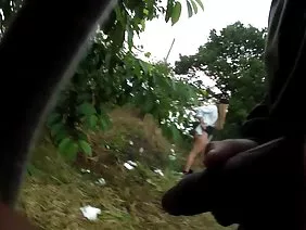 肛門樂趣成為一個十幾歲的女孩非正式的生活方式的成年人。她身上都是紋身，她的私處被金屬物體覆蓋，刺穿了她的皮膚，即使是最墮落的妓女，她的性取向也會令人驚訝。這個嬰兒可以安全地與最被寵壞的妓女相提並論，在那裡她將成為領導人物之一。在這樣一個挑釁的服裝上找到最好的朋友，在他妻子上班的時候勾引一個男人，只能是一個臭名昭著的蕩婦。女孩和她的朋友調情，逐漸脫掉衣服和自己（雖然這條短裙和短上衣有一條面料，這被稱為服裝內衣很難命名）。容易口交和忠實的配偶成為騙子，很容易被迫做任何事情。這個女孩有興趣在她的位置上感覺到他的屁股在軍官的位置，然後是癌症，被輕輕壓在牆上，然後只允許他在屁股中完成。來吧，男孩，操這個婊子，以便她的觀點永遠不會關閉和傷害，好像不是你的傢伙落入它，而是一個太空小行星。