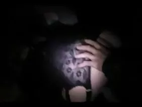 已經喝醉了太多，以至於醉酒的漂亮女孩並沒有註意到她完全赤裸裸的事實，男孩們拿著攝像機拍攝，因為他們叮叮噹當地與她的乳房笨拙。然後其中一個人抓住那個女孩並開始操她，另一個人把它全部拿掉。然後他們改變了地方，新男友把小雞放在嘴裡，在口交後，她被放在沙發上，拖進一個帶瓶子的拉伸孔。