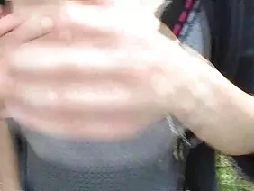 穿著紅色內衣的壯觀寶貝撫摸她濕漉漉的陰部,從而使自己陷入狂熱。有一個振動器,她開玩笑地撫摸自己,並通過身體分享一個愉快的令人不安的波。但這並沒有阻止她。有一個性玩具在不同的姿勢,寶貝在暴力高潮的節奏蠕動。