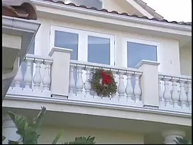 放蕩的蕩婦Tammy蹣跚地走在陽台上，瞥了一眼遊客，他們愉快地躺在海邊，在精心烘烤的陽光下曬日光浴。地平線上的太陽下山天頂，在碧綠的水潑紅色刺眼，棕櫚樹成為金色沙灘的背景對比度較低，心情是與做法上升vechera.Devchushka不蒸有關的問題，因為現在她的生活和她的男朋友一個獨立的公寓，帶陽台它提供了美麗的景色，靈魂需要一個假期的身體！一個金發女郎的腿之間的熱肉從慾望中讓厚厚的粘液，濕的內褲給頑皮的寶貝帶來不適，並且她將它們移除以使前面通風。對於一個頑皮的女人來說，展示一個彈性的，突出的胸部並不是一種恥辱，因為裸露的海灘位於離新居住地不遠的地方，你會看到很多這樣的緩衝區。選擇有吸引力的寵兒低一點短褲獨眼獨眼巨人podorgat手從摩擦部件一場大雨後增長十分迅速，如雨後春筍般，生殖器增產molofi，手段則要灑無論是女性還是她的手臂。 Nezhenka Tammy故意開始心碎，所以他準備pipisku性交！白天金發女郎計劃順利轉化為性行為，這是一種華麗的吸引力，從過早未被發現的灌腸來判斷，將會沒有屁股的假陽具。