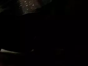 Все началось в бассейне, но позднее перенеслось в гостинную, где эту зрелую тетку и выебали двое парней