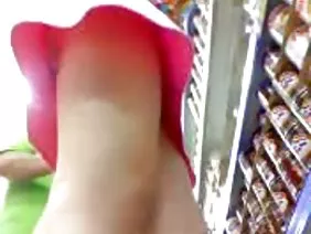 一個脆弱的年輕黑妞最近和她的男朋友一起搬到了新房子裡,正試圖把廢墟弄出來。這時,一個男人走進房間,穿著迷你裙欣賞他瘦小的小雞。從家具,只有一個大床墊 - 一個小雞跳上它,脫掉她的裙子和搖晃一個圓形的屁股,激勵這個傢伙。他亂糟糟的亂糟糟的婊子,彎曲她的各種姿勢,最後她吮吸精子吞下精子。