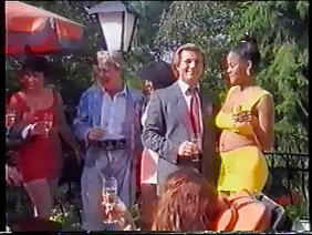 迷人的俄羅斯姑娘莉娜和格里沙他媽的在鏡頭前。男孩舔女孩的陰部，然後坐在他的陰莖上，並充分。