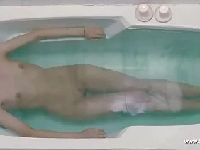 一對青少年Alyona和Roman正在鏡頭前輕輕發生性關係。那個男人輕輕地慢慢地進入她精心修飾的裂縫，給自己和女孩帶來難以置信的快感。