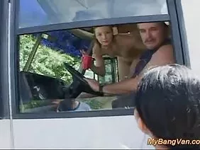 在罪惡之城,無法無天和無法無天,警察沒有希望,勇敢的士兵對犯罪團體進行正面攻擊。來自歹徒的人綁架了軍人的最好的朋友,現在他的任務是找出誰參與了這個,他的親人在哪里以及如何報復罪犯以擾亂和平?最頑固的流氓,有監禁經歷的罪犯,變態者,虐待狂和其他女性角色都反對戰鬥機。所有的女孩都有良好的戰鬥訓練,比手淫的陰莖更好地處理武器,如果對手要求提供信息,可能很容易同意發生性行為,威脅性侵犯。所有類型都在這部色情動作片“Close and sun”中交織在一起,所以坐在屏幕前觀看多部分狂歡的續集!