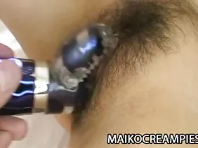 布魯內特從早年開始就擁有如此華麗的身體，現在她不能工作，但她整天都在游泳池裡閒逛，曬日光浴，在水中嬉戲。當她豐富的讚助商想要做愛時，小雞會盡其所能 - 吮吸，抽搐，亂搞癌症，上面並被男性顛倒，吞下精子，然後抱怨他因蛋白質而迅速增加體重。