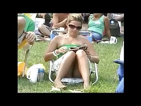 時尚達人凱莉鑽石在早上試穿薄尼龍綁腿運動，慢跑配件是不合適的，因為通過它絕對每個細節都被視為在顯微鏡下。醒來的朋友Danny Mountain非常注意到這種細微差別，他不想放棄他心愛的這種坦率和變態的慢跑連衣裙。那個傢伙在他心愛的人身後站起來，緊緊地按住運動鳥包子之間的棍棒，抓著彈性的乳房，拉著前面，比Peipsi更潮濕更寬。有一個混蛋，男朋友撕裂了女僕的衣服上的衣服，將顫抖的身體放在床上並用一個成員掩埋他，幫助玩偶用高潮震動燃燒那些多餘的卡路里。