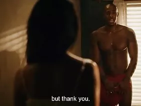 模特外觀的照片中的女孩們彼此相鄰，並且非常高興地在棒上吮吸甜蜜的糖果。當他們的錠劑最終融化時，他們將注意力轉移到彼此身上。金發女郎躺在她的背上，抬起她的襯衫，露出她的小乳房。反過來，黑髮女郎開始舔她，從陰部開始，以頸部結束。多一點撫摸，女孩們正在改變角色。黑頭髮的女人坐下來，廣泛地伸展她的大腿，金發女郎被孜孜不倦，有時甚至咬，舔她濕的陰部。