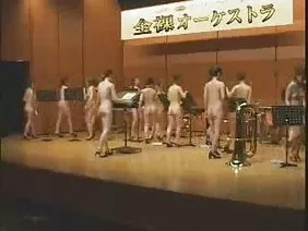 貝拉（一個有這樣化名的俄羅斯姑娘）前來探望蒂莫的男朋友，顯然暗示迫切需要安頓下來。一些不倒翁扔在性惡作劇的身體裡，身體開始擺脫慾望的性慾，心臟沉沒，血液，飽和的雌激素，開始在靜脈沸騰，在一些私密的地方提高溫度。慾望的灼熱感刺穿了黑髮甜心的外陰，沒有黑色素的乳頭膨脹，開始像兩個中等大小的碟子，位於凸起的乳山上。男朋友對一位朋友的要求感到吃驚，這位朋友以猥褻的要求震驚了他，但在肉體團聚之前，這個英俊的男孩不得不洗澡。當Timo正在剪頭髮並洗掉他那令人難以置信的巨大滾邊時，女孩在臥室的床上安頓下來，她已經在考慮撫摸她手指的裂縫，因為裡面有一個陰道的天啟，伴隨著油脂洩漏和可怕的癢。貝拉不想手淫，所以娃娃拿著雜誌，開始閱讀時尚界的有趣新聞，將自己的精神轉移到世界其他地方。大鬍子的知己在正常的狀態下從浴室出來，這傢伙急躁地把他的俱樂部推進了一個在春季惡化期間已經鬆動的寶寶的熱門懷抱。他把手放在花邊亞麻布上，感覺到女孩腹股溝的痰，幫助貝拉脫掉她的T卹，露出兩個華麗的乳房球，然後實現了她和他媽的相關的所有幻想。