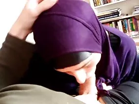 來自巴西的一個漂亮女孩和她淫蕩的男友決定發生性關係。那傢伙脫下內褲,開始用舌頭撫摸她的帽子。然後美女跪下,把她朋友的活塞塞進嘴裡。在口交之後,愛情將賤人帶入臥室,在那裡他患上了癌症,並開始有力地將他的石化陰莖推向美麗。但是經典的性愛傢伙很快就厭倦了,他想在這個娃娃的強大屁股中種植。這個婊子並沒有反對它,這位紳士在一個狹隘的地方定性地哄騙她。
