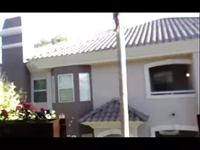 伊莎貝拉，愛麗絲和克萊爾是三位美麗的女同性戀者，他們決定在中立地區舉行聯合娛樂比賽。這些婊子在愛情，慾望，放蕩，非常規的獲得快樂的方式中相遇，即在巴黎。意大利，俄羅斯和美國女性提前討論了他們會帶給他們的工具 - 綁帶，假陽具，振動器。克萊爾和她光滑的恥骨首先得到一部分陰道自慰，女孩從兩側包圍她並撫摸她的胯部，直到她的手掌上的油脂告訴她女性身體最強烈的興奮。來自陽光明媚的意大利的黑髮小姐在使用之前選擇了一個大的黑色假陽具來固定在地板上。她的manda幾乎沒有進入尺寸增加的橡膠玩具，而此時俄羅斯的蕩婦正在抽搐一個綁帶的美國人。在一個寬敞，寬敞的公寓裡，女人的呻吟和哭聲在高潮期間傳來迴響，但是巴黎人已經習慣了這種聲音，因為每個晚上每個房子都會出現一些放蕩和難以想像的事情。