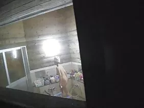 在這無盡的會議中你有多累！已經根本沒有力氣坐下來塞滿這些考試......那個傢伙剛剛筋疲力盡，沒有任何東西被推遲，然後他決定打電話給他的同學，並提出共同努力，以便更好地了解這些材料。女孩同意了，她也已經很難獨自應對......但是當這對夫妻在一起時，他們意識到他們無法處理任何門票，並且“放鬆和享受”更好！他們這樣做，熱情地擁抱，趴在床上，男孩巧妙地到達了他的同伴的豪華胸部，用柔軟的吻吻了整個絲綢的美味桃子，讓這個強烈興奮的女朋友在他熟練的嘴裡帶走了他的強大成員。 Chick對這麼厚的樂器感到非常高興，並為這個令人驚嘆的口交付出了很多努力，這令人興奮地惹惱了這個男孩。他決定結束這些曠日持久的遊戲，甚至沒有從她身上移開她的裙子，他突然變成了吸煙的粉紅色裂縫，厚厚，緊繃，仍然鮮為人知，厚厚的，與甜蜜的疼痛成員撕裂。可憐的哭泣從嗡嗡的嗡嗡聲中顫抖，懇求他不要停下來，移動得更快，盡可能深地植入她的壯麗盡頭。