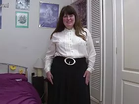 令人難忘的拉丁美洲美女賽琳娜桑塔納吃過早餐，當送貨服務的快遞員敲門時。一個有吸引力的瘦男孩把這個脆弱的小姐帶到一個沉重的盒子裡，並且慷慨地同意把她帶進公寓，這樣玩偶就不會撕得太厲害了。布魯內特並不認為這些貨物會如此早地送貨，所以她肆無忌憚地用一套不完整的衣服打開門 - 她只穿著白色的內褲和一件看起來非常黑皮膚的淺色襯衫。友好的女主人向男孩提供了一杯牛奶以求幫助，但他幾乎不帶手裡拿著塔拉，因為她不小心絆倒在桌子的腿上，在可憐的傢伙的褲子上灑了一杯酒。 Krivorukaya嬰兒Selena Santana急忙從快遞員的蒼蠅中擦去潮濕的地方，他沒有抵抗，並且被溫柔的女性手的壓力激動，拉著內褲下硬化和生長的東西。布魯內特明白，她引起了客人的注意，她自己也開始從自發的痴迷開始煮沸，因此她建議那個暴徒鬆開皮帶，降低牛仔褲。興奮的kralia在直立的農場採取濕手，按摩陰莖，並採取男性尊嚴的吸吮僵硬的尖端，以便在口交後男性徹底亂搞她。