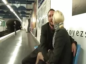 男孩完全舔了一個美麗女孩的華麗擠奶，然後在她的乳房和她的臉上完成了。