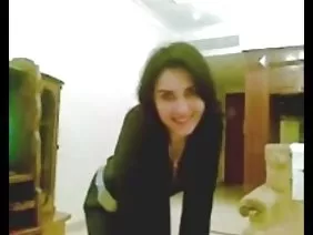 在威斯康星州,有一個名叫Thea的可愛女孩,這一切都是平常的,在大學裡被老師們撕裂,建築物之間不停地跑來跑去,而美國人的美國服裝讓她看起來像是第三十代的女巫。長長的黑髮,鼻子看起來更像是喙,長長的黑色指甲與俄羅斯民間傳說的英雄相提並論,但矛盾的時尚潮流容易引起震撼。 nymphet的自由式和自由慾望並沒有受到譴責,因為我們不知道將豐滿的野獸推到鏡頭前肛門解放道路上的原因。如果你不害怕在最有趣的時刻之前入睡,那麼長時間的喋喋不休應該重新開始 - 肛門準備,然後肛門脫肛和肛門醒來的學生。在一個寬敞的嬰兒床賤人Thea伸展她的雙腿,她用她的雙手開始她的膝蓋多汁的山雀,在他的手中一個陰莖振動設備與突出的附件。同時刺激陰蒂,一個破碎的manda,在糟糕的妓女中表達了這麼多的表情,她準備好立即開始給五個男人。順便說一下,拍攝是從兩個不同的角度同時進行的,以傳達色情首次亮相的情感,並儘可能地展現她的魅力!