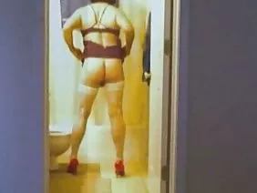 一個男人在她的大胸部之間亂搞處女,然後將一個成員深深地植入一個狹窄的洞裡。