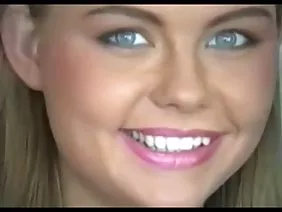 那傢伙輕輕地撫摸著他母狗的胸膛，逐漸移動到陰道的撫摸中。然後，他的手滑入內褲給女孩，他開始將它從她身上移開，並開始舔陰部。女孩變得濕透後，那個躺在他身邊的男人開始有他的女朋友。