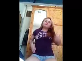 染色的金發女郎帶著她的男朋友回家，因為在寒冷的冬天外面的約會是注定要失敗的。胖乎乎的臉頰的可愛美女真的希望她的第一次性經歷是無痛的。她的朋友對年輕人有不愉快的感覺，所以女孩有點害怕，加上心愛的媽媽在隔壁房間。這傢伙解釋說他已經有足夠的經驗乾淨，順暢，無痛地完成所有事情，但為此你需要遵循他的指示。美女同意，將牛仔褲移到她的膝蓋上，將她漂亮的原始清潔寶寶暴露給她心愛的男孩。他完全沒有收緊褲子，所以在最輕微的危險時，他會迅速將它們拉到嬰兒身上，將雙腿彎曲到頭後，用舌頭舔裂縫，同時抓住肛門。女孩很快興奮，開始呻吟，她的洞上佈滿了濕滑的液體。這傢伙的公雞已經興奮地抽煙了，但是在母親進入房間之前，他是否有時間吹拂美女？