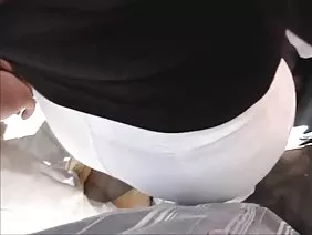 這位老師幾乎沒有時間去享受她的學生,她傾向於為了獲得好成績而發生性關係。她很快就坐在他面前,解開了蒼蠅,愛撫著他的身體開始做口交,深吸一口氣,欣賞他年輕而強壯的身體。這個孩子不知不覺,把賤人撒在桌子上,讓她津津樂道。