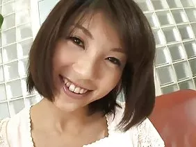 金發碧眼的女學生Mila將她的祖先送到了劇院，講述了期待已久的一個著名劇團演出票的傳說，但實際上他們是在選票上買的，她的選民比她年長一些。為了在父母的公寓里安排無恥的肉體娛樂，需要一個狡猾的計劃，可以說，放鬆一下，讓腰部享受親密的氛圍。甜心穿上白色襪子，裙子適合大屁股，躺在沙發上，伸展雙腿，用內褲照耀，在它們下面是年輕餛飩的熱量，通過內衣在沙發上有一個厚厚的焦糖。看到他精心修飾的腿，年輕人沒有失去他的頭，扭曲閂鎖的睫毛，使他陷入戰斗狀態，然後徹底撕裂女學生，並沒有忘記他必須隱瞞他的罪惡的陰部。年輕的Shmara Mila並不認為學校婦科醫生的檢查會顯示缺乏童貞，而且她必須愚弄處女在手淫期間撕裂的荒謬。