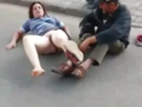 小雞想在她的室友中引起嫉妒,因此打扮成與朋友會面,作為三年級色情的廉價妓女。他們說,魔鬼開始在朋友的神經上滴水,她是如此時髦,悶熱,有趣,以至於男人不會給予通過。然而,傻瓜不是嫉妒,而是在男友身上喚醒了暴力性侵犯的爆發,這對俄羅斯農民來說是非常可以預見的。被一個花花公子冒犯了,他把他的屁股狠狠地砸到了床上,用力打了屁股,打破了他的褲子,試圖去肛門,當他意識到雞巴沒有準備好穿透時,他決定弄濕它。只有在她的唾液的幫助下在信徒的喉嚨裡製造的潤濕情人。