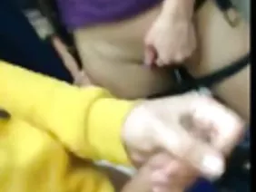 這個傢伙回到了這個性感豐滿的黑髮家的家裡，並在廚房裡用他的大雞巴撕下那個婊子。