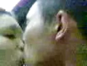 Pyshechka爬上那個男人的傢伙,開始跳躍,幾乎毀了床