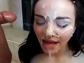 兩個非常熱的女同性戀者，有著漂亮的外表和有彈性的身體，使用性玩具和手指玩他們的小貓。