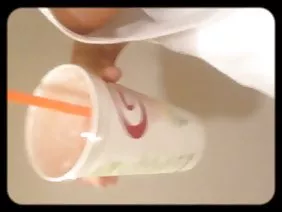 在性行為的特殊課程中，一對只是害羞的夫婦將相機放在三腳架上並要求在她面前操蛋，這樣他們就不會被導師帶著尷尬。當年輕人獨自一人時，金發碧眼的小妞在鏡頭前非常激動，她給了男朋友一口奇妙的口交，然後當他把它移到當前的位置時顯示出靈活的奇蹟。