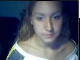 白人男子被迷人的黑色美女誘惑，皮膚光澤，圓潤的大圓頭。小腿跳到他的陰莖上，將他的戰利品轉向他並彎曲他的背部，他抓住她的長發並拉回頭部，迫使小雞每分鐘停下來。