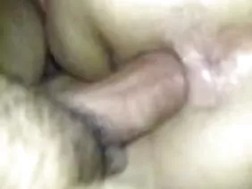 鬧鐘上的一個尖銳的敲擊聲，比平常更早響起，是故意和準備好的，寶貝丹尼沒有睡覺，她眨眼時蓬鬆的睫毛眨了眨眼。這個裸體迷人的女人伸出手，蜷縮著把床藏起來，從梳妝台裡掏出衣服，她第一個工作日就出現在她的學生，同事和機構負責人面前。富有挑戰性的內衣女孩躲在外衣下面，眼鏡使得一個可愛的有吸引力的臉有些嚴格，平常的高跟鞋用細長鞋替換為日常穿著的舒適鞋。與受過良好教育的青少年的機構主任見面是短暫的，然後地獄般的工作隨之而來，帶走所有的力量和慾望繼續工作。但是在教學觀眾中，一些經驗豐富的老師給了丹尼很有價值的建議：導演故意給她最困難的課，顯然，因為娃娃不想吸他或者給他你想要的東西。這時候，淫蕩的導演進入房間，他想要影響新老師，但她很久以前就決定搞砸帥哥，然後猛烈抨擊他，以獲得小小的放縱。