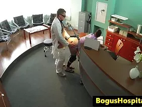 令人敬畏的婚禮前的色情單身派對是指一個未來的新娘臉上有一個脫衣舞孃，一個脫衣舞孃的第二十一指比她未來的丈夫長三倍，英雄的韌性和滿足弱勢性慾的特殊需要。金發碧眼的Dayana，當她穿上一件令人驚訝的短款，充滿激情的紅色，緊身衣服時，她以為她會和她無恥的女朋友一起去一家普通的夜總會，喝酒，或者在桿子上跳舞，這一切都會結束。但是，如果他們允許新娘如此懶散，無聊地度過他們單身漢生活的最後一天，那麼朋友就不會這樣。道德。三個豐滿的蕩婦想要教導美女戴安娜女同性戀不道德，低口腔吸吮和不受懲罰的叛國罪給她心愛的年輕人。有可能產生不道德的放蕩的信心被大量的強烈酒精通過罐裝的喉嚨湧入蛹的無底胃中而變得溫暖起來。幸運的是，這個男孩因為多汁的女人，經驗豐富的惡作劇和貪得無厭的冒險家而感到飢餓，這就是為什麼他決定將大廳中間的新娘撕下來！