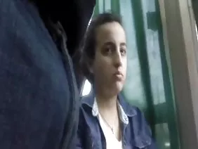 令人難以置信的美麗迷人可愛自慰在浴室,覆蓋著柔軟透氣的泡沫。她將她的雙腿分開並與她的陰部玩耍,同時愛撫她的胸部。當她發現自己在起居室時,她的情人在那裡遇見她,立即讓她吮吸,然後他把她拉到床上亂搞,交替她的屁股和陰部。