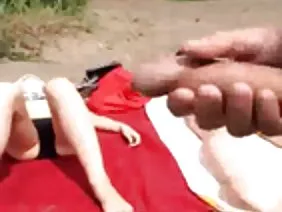 意大利人乘坐出租車前往一位孤獨的捷克女子,她從運動的第一米起就開始了不雅的談話。在第一公里之後,這位年輕人已經在他的陰莖長度,卵子大小和性交頻率上與空頭金發女郎交談過。這位頑固的司機如此肆無忌憚地暗示性愛,這傢伙只是不得不問她是否想快速躺在出租車的後面。出租車司機沒有失去她的頭腦:她提議將農場傾倒進行檢查,如果它的大小真的很酷,她會很樂意在一個荒涼的地方放慢速度。意大利人甚至無法想像他能用他那迷人的外表征服的熱門小東西!