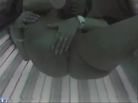 爸爸的女兒，他可愛地稱為公主，長大了：她的身體成型，她的乳房開始從T卹下強烈凸出，發出大乳頭，她的屁股是圓形的，現在她幾乎不適合捐贈了19年的牛仔褲，僅僅兩年過去了。我的父親在看到他迷人的小女兒的一個突出的恥骨時過度興奮，他想觸摸她的屁股，享受她的陰部的味道，舔她的乳房，因為他在不到二十年的時間裡養成了她並不是一無所有，所以她會淫蕩青年摘了一朵玫瑰花她的清白，她chlenom.Skromnitsa高興Papic的手淫，因為他在她的緊身褲攀升，那麼有經驗的男性在嘴裡甜奶吧，她熱情地吸給出甜酒。亂倫的父親和女兒發生在廚房裡，所以目前還不清楚用於拋光指甲表面的設備來自何處。一旦他的父親將他們接觸到他的寶貝的陰蒂，他就給這個女孩帶來了快樂。一個成年男子自己被剝奪了他的童貞，他的女兒在此之後變得更加關注男人的選擇。