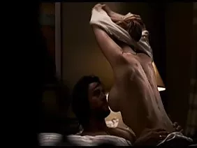 有吸引力的人妖是他媽的一個年輕性感的男性在他的彈性後洞的各種姿勢。
